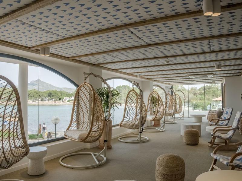 Terrazza coperta con comode sedie sospese con vista sul mare e sulle montagne