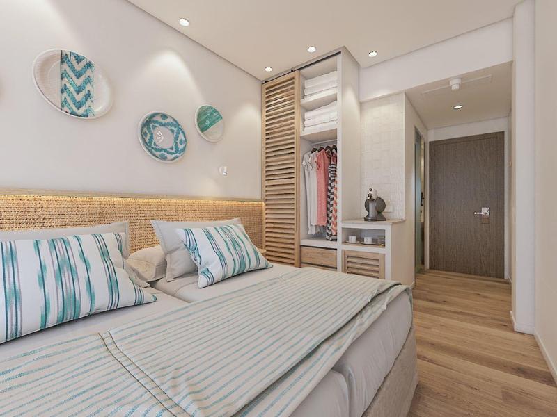 Camera d'albergo moderna con letto matrimoniale, oggetti decorativi a parete e pavimento in legno.