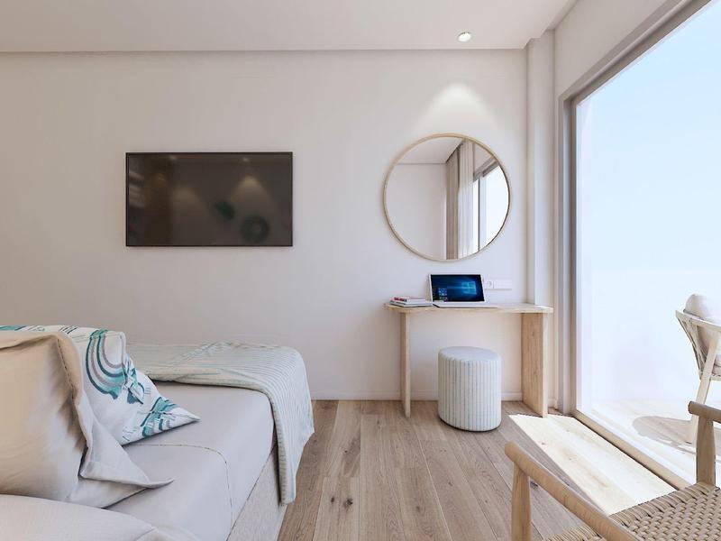 Soggiorno moderno con divani comodi, grande finestra e pavimento in legno chiaro.