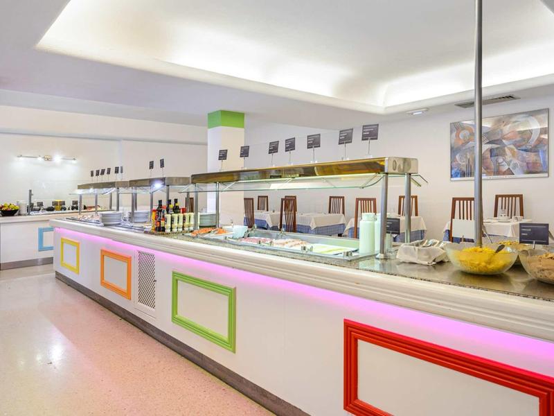 Helde zelfbedieningsbuffetlijn in hotel met kleurrijke accenten en diverse gerechten.