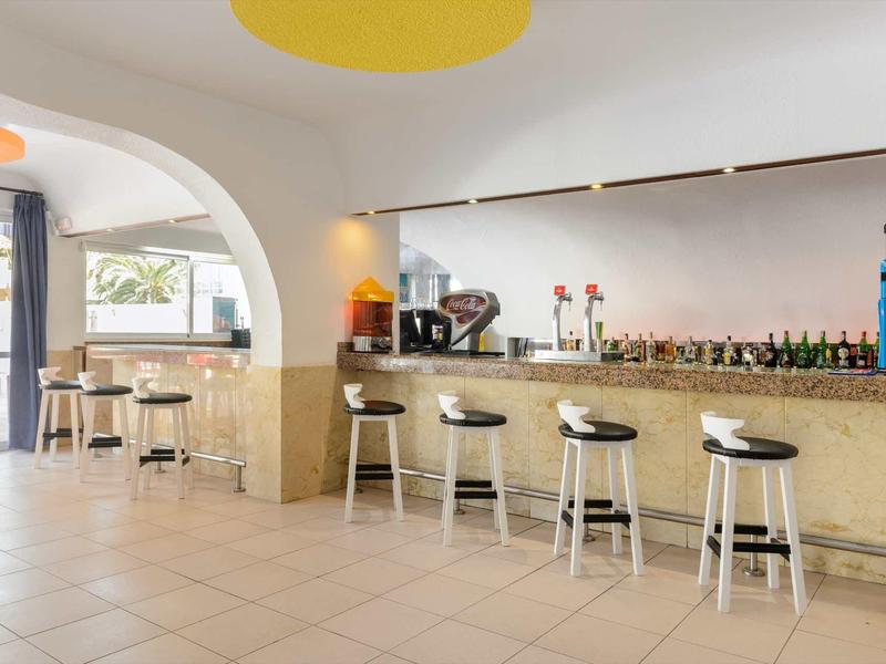 Moderne hotelbar met krukken en een lichte, open inrichting