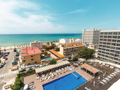Hotel con grande piscina e vista mare in una vivace città costiera
