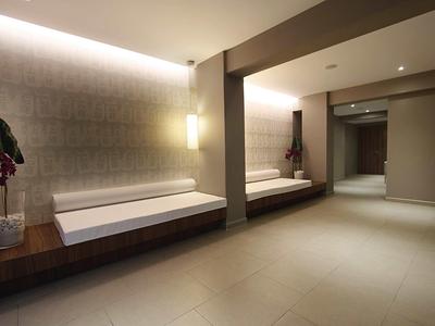 Corridoio moderno dell'hotel con panchine minimaliste e illuminazione soffusa.