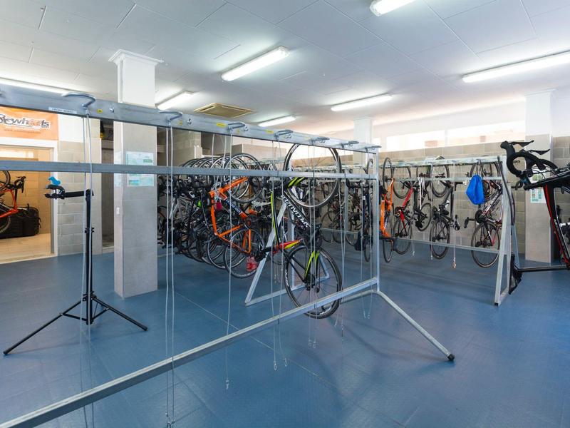 Bezpieczne miejsce do przechowywania rowerów z nowoczesnym oświetleniem.