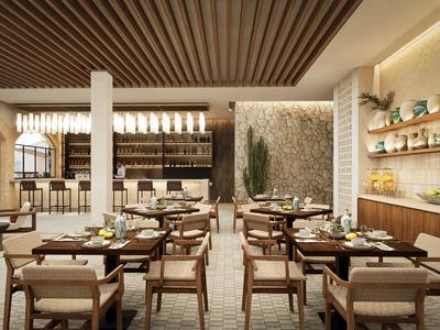 Modern gestaltetes Restaurant mit Holzmöbeln, hellem Interieur und dekorativen Pflanzen an der Wand.