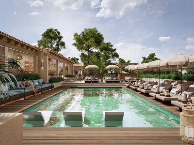 Einladender Pool mit Liegestühlen, Palmen und Sonnenschirmen unter blauem Himmel.
