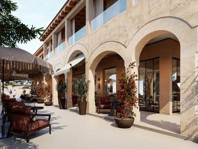 Terrasse mit großen Bogenfenstern, Pflanzen und Sitzgelegenheiten unter einem Sonnenschirm.