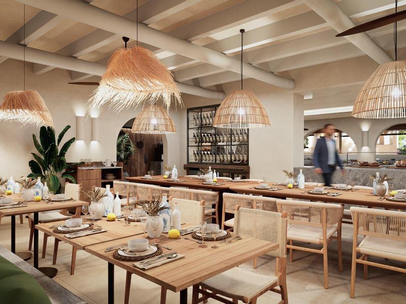 Helles Restaurant mit Holzstühlen, gedeckten Tischen und großen geflochtenen Lampenschirmen.