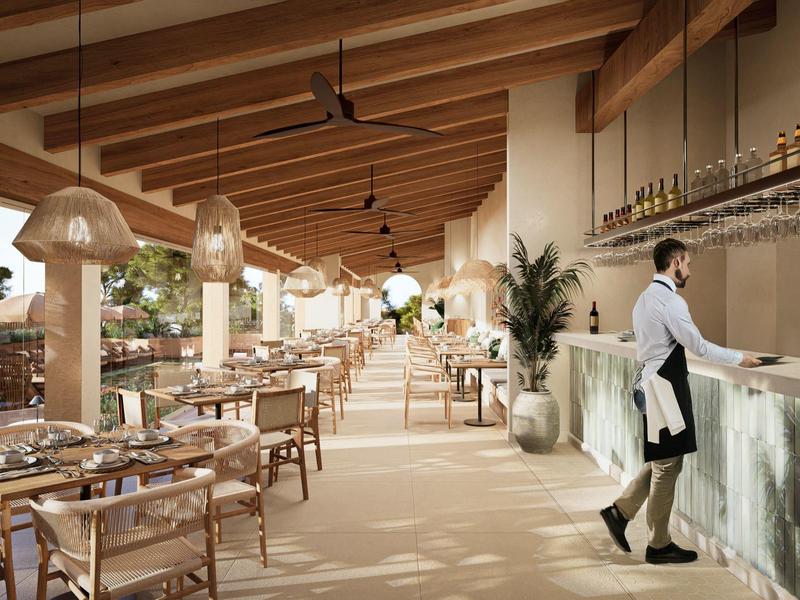 Helles, modernes Restaurant mit Holzbalkendecke, vielen Tischen und Stühlen sowie Barbereich.