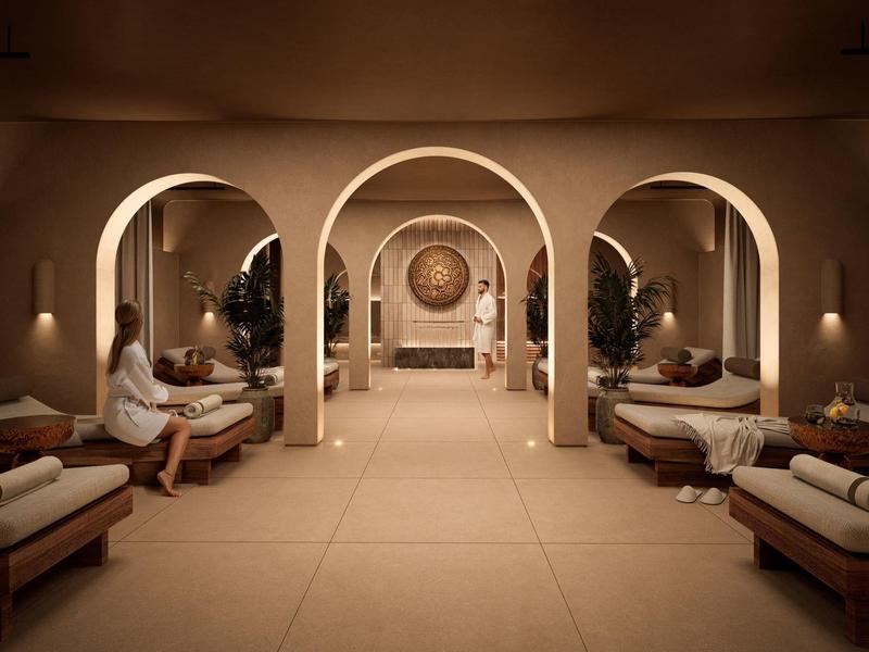 Innenraum mit drei runden Bögen, gemütlichen Liegen und warmem, gedämpftem Licht.