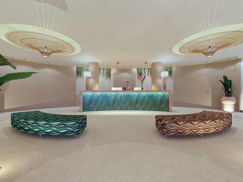 Área moderna de recepción de hotel con mostrador, asientos y grandes plantas en macetas.