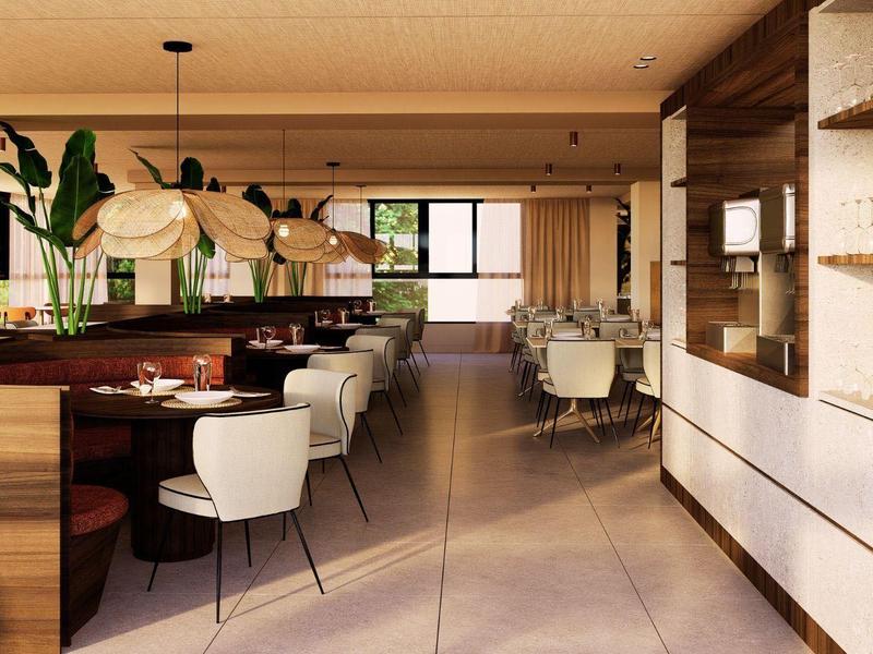 Restaurante elegante del hotel con sillas blancas, mesas de madera y diseño moderno en ambiente luminoso.