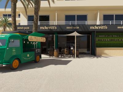 Grüner Foodtruck vor Café mit Außenbestuhlung und Palmen im sonnigen Stadthintergrund.