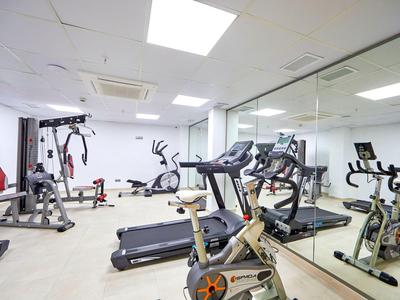 Palestra moderna con attrezzi per allenamento e grandi specchi a parete