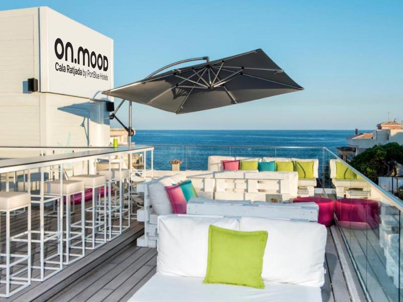 Taras na dachu z miejscami do siedzenia i widokiem na morze przy czystym niebie w hotelu.