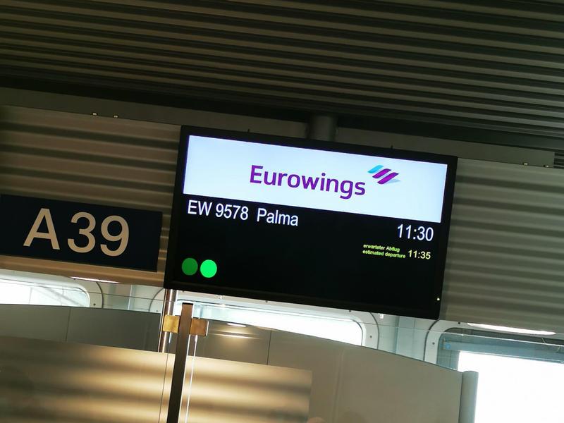 Letová informační tabule zobrazuje let Eurowings EW 9578 do Palmy u brány A39.