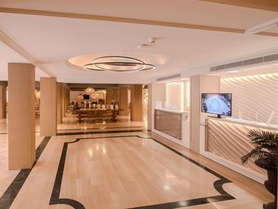 Moderní hotelová hala s recepcí a stylovým osvětlením