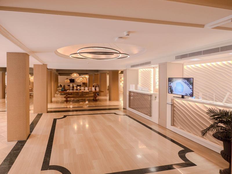Moderní hotelová hala s recepcí a stylovým osvětlením