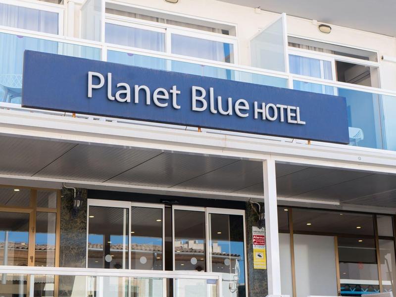 Widok zewnętrzny hotelu Planet Blue z niebieskim szyldem i szklanymi balkonami.
