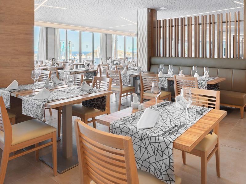 Moderní restaurace se dřevěným nábytkem a prostřenými stoly, dostatek přirozeného světla a čistý design.