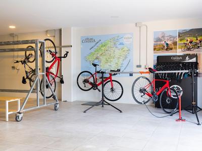 Spazio interno con diverse biciclette contro una parete bianca e una mappa in un ambiente moderno.