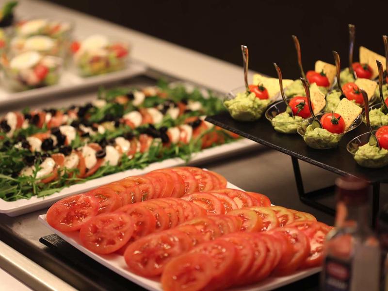 Varie antipasti freschi preparati su piatti in un buffet.