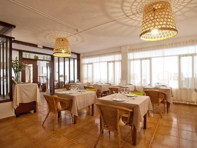 Przytulna jadalnia w hotelu z nakrytymi stołami i ciepłym oświetleniem