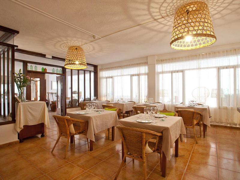 Przytulna jadalnia w hotelu z nakrytymi stołami i ciepłym oświetleniem