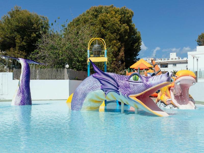 Struttura da gioco a forma di drago colorato in una piscina in una giornata di sole