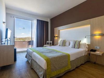 Nowoczesny pokój hotelowy z łóżkiem podwójnym, balkonem i drewnianą podłogą