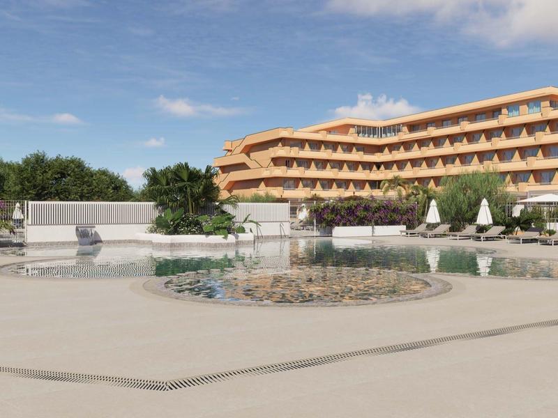 Nowoczesny kompleks hotelowy z basenem i leżakami pod niebieskim niebem.