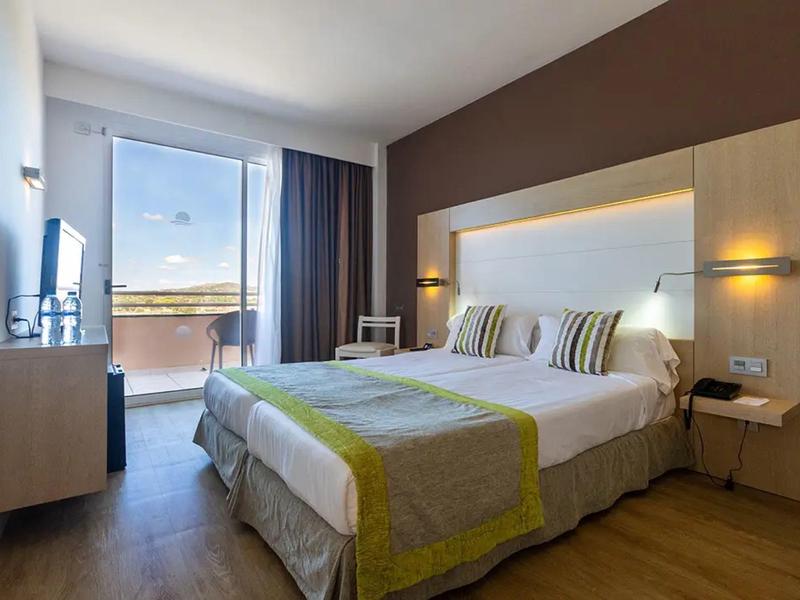 Nowoczesny pokój hotelowy z łóżkiem podwójnym, balkonem i drewnianą podłogą