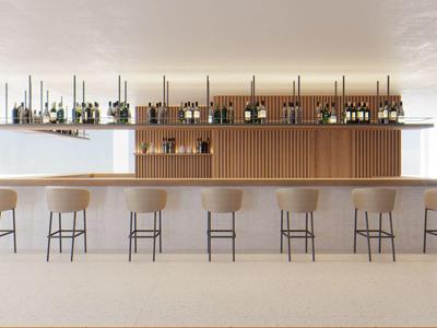 Moderner Hotelbarbereich mit Holztheke, hohen Stühlen und Regal für Flaschen im Hintergrund