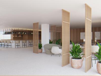 Moderner Hotel-Lobbybereich mit Holzelementen, Pflanzen und Bar im Hintergrund.