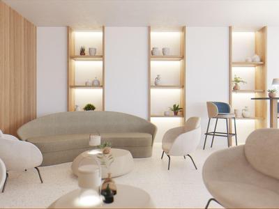 Helles, modernes Wohnzimmer mit beigen Sofas und eingebauten Wandregalen mit Dekoration.