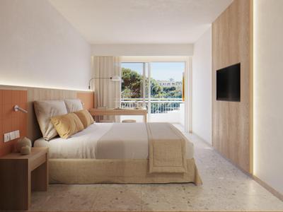 Helles Hotelzimmer mit großem Bett, Schreibtisch und Balkon mit Blick auf Bäume.