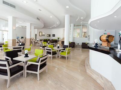 Modernes, helles Hotelrestaurant mit stilvollen Sitzbereichen und großen Fenstern.