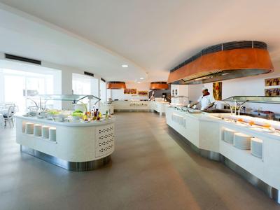 Helle Buffet-Inseln in modernem Hotelrestaurant mit viel Platz.