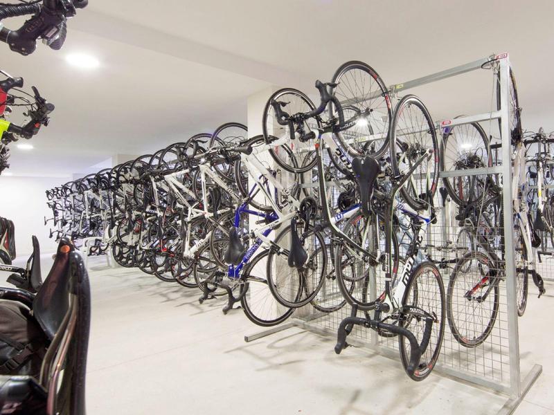 Kola visí v organizovaném řádku na kovovém stojanu uvnitř.