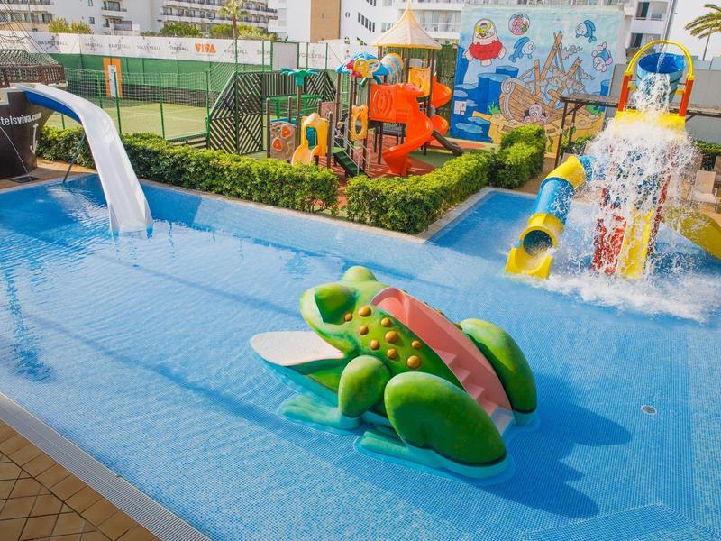 Kinderbecken mit Wasserrutschen und buntem Spielplatz in einem Hotel.
