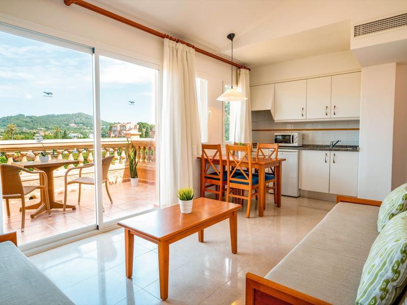 Nowoczesny sprzęt do ćwiczeń w jasnej, przestronnej siłowni z dużymi oknami.