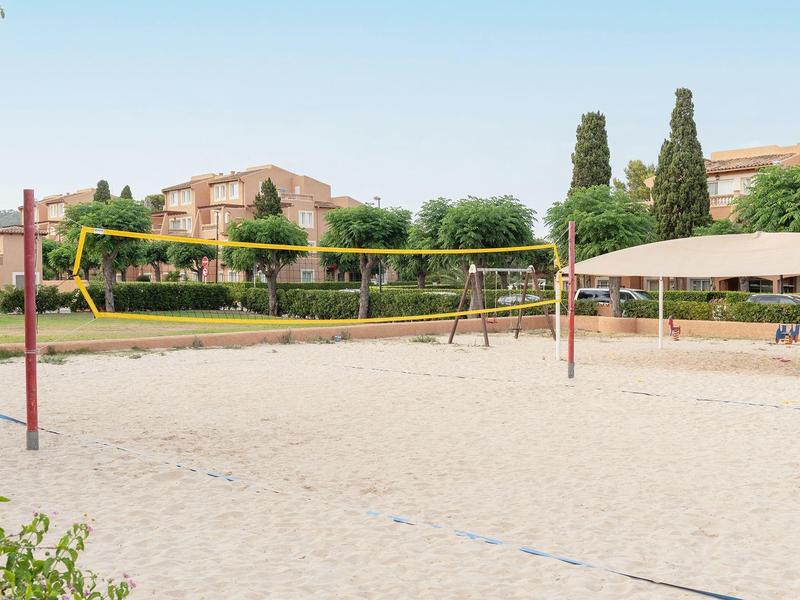 Piaszczyste boisko do siatkówki plażowej z siatką na terenie hotelu pod czystym niebem