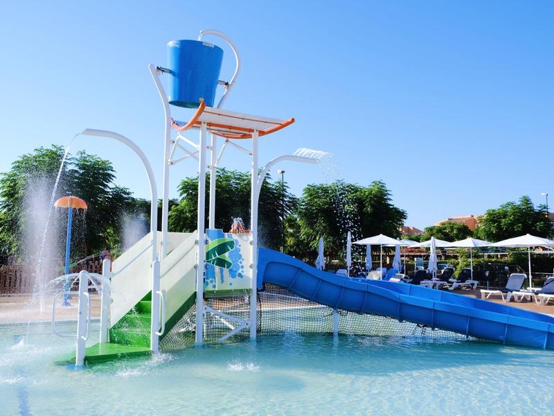 Park wodny z zjeżdżalnią i wiadrem z wodą w słoneczny dzień