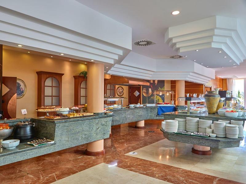 Espace petit-déjeuner élégant avec buffet et coin repas spacieux dans une ambiance chaleureuse.