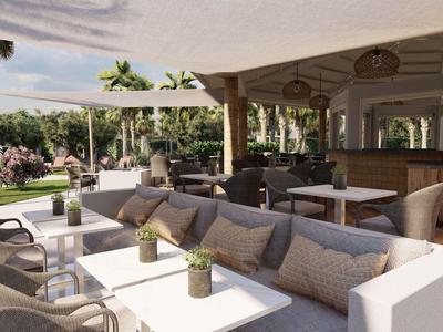 Espace extérieur moderne avec canapés confortables, tables et plantes dans un hôtel