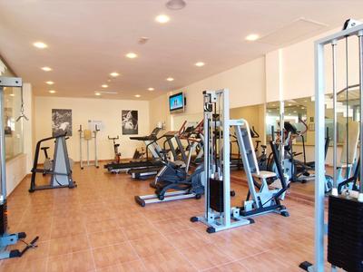 Moderne fitnessruimte met diverse apparatuur en lichte muren
