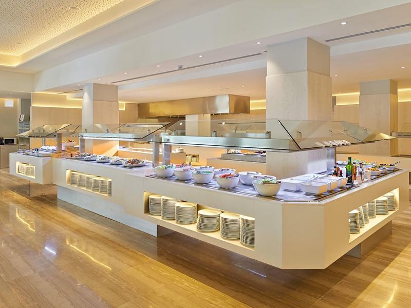 Modernes, helles Buffet mit vielfältigen Speisen in einem Hotelrestaurant.