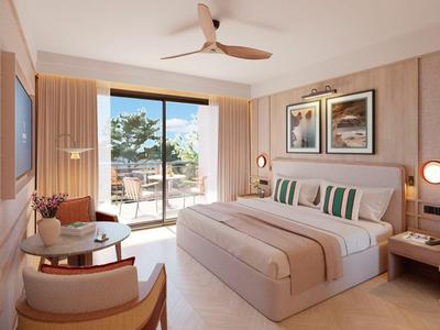 Licht hotelkamer met tweepersoonsbed, balkon en moderne inrichting.