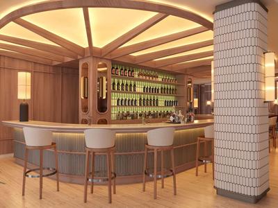 Moderne hotelbar met houten lambrisering, witte barkrukken en schappen met sterke dranken.