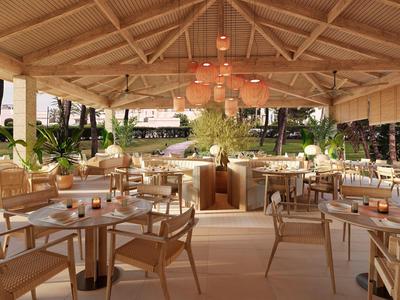 Salon ouvert lumineux avec plafond en bois, chaises confortables et éclairage chaleureux dans un hôtel.